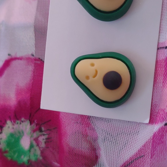 🥳 GIFTED! Avocado Earrings - Picture 2 of 3
